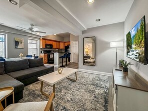 Una televisión, una oficina