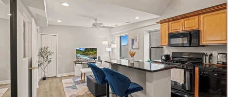 Réfrigérateur, four à micro-ondes, un four, surface de cuisson