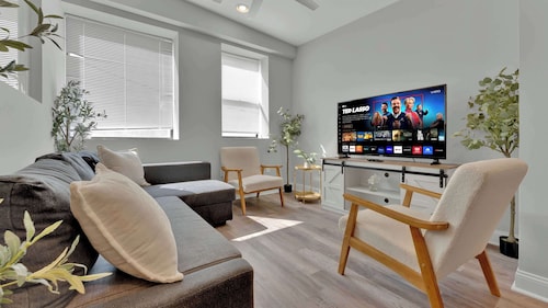3BR Modern Retreat Sleeps 10 by Independence Hall