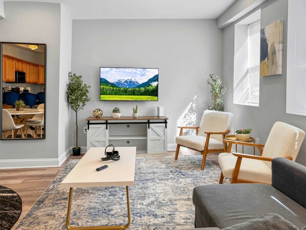 TV, offices - Inviting 1BD | 5 Beds | Steps to Independence Hall (Philadelphia)