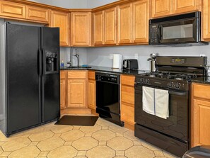 Fridge, microwave, oven, stovetop - Inviting 1BD | 5 Beds | Steps to Independence Hall (Philadelphia)