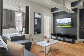 Una televisión, una oficina