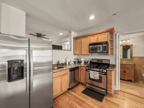 Fridge, microwave, oven, stovetop - Cozy 1BD | Old City | 2Beds | Independence Hall (Philadelphia)