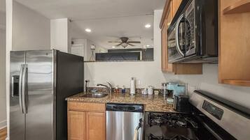 冰箱、微波炉、烤箱、炉灶