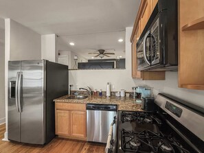 Réfrigérateur, micro-ondes, four, plaque de cuisson