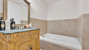 Shower, shampoo - Cozy 1BD | Old City | 2Beds | Independence Hall (Philadelphia)