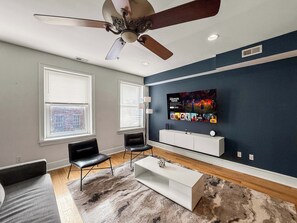 TV, offices - Cozy 1BD | Old City | 2Beds | Independence Hall (Philadelphia)