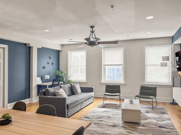 TV, offices - Cozy 1BD | Old City | 2Beds | Independence Hall (Philadelphia)