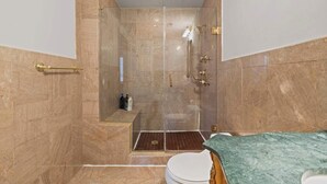 Ein Badezimmer mit einer Duschkabine, einer Toilette und einem Waschbecken mit grüner Arbeitsplatte.
