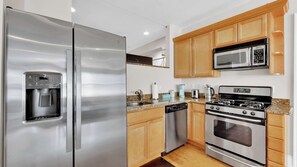 Refrigerador, microondas, horno y parrilla de estufa 