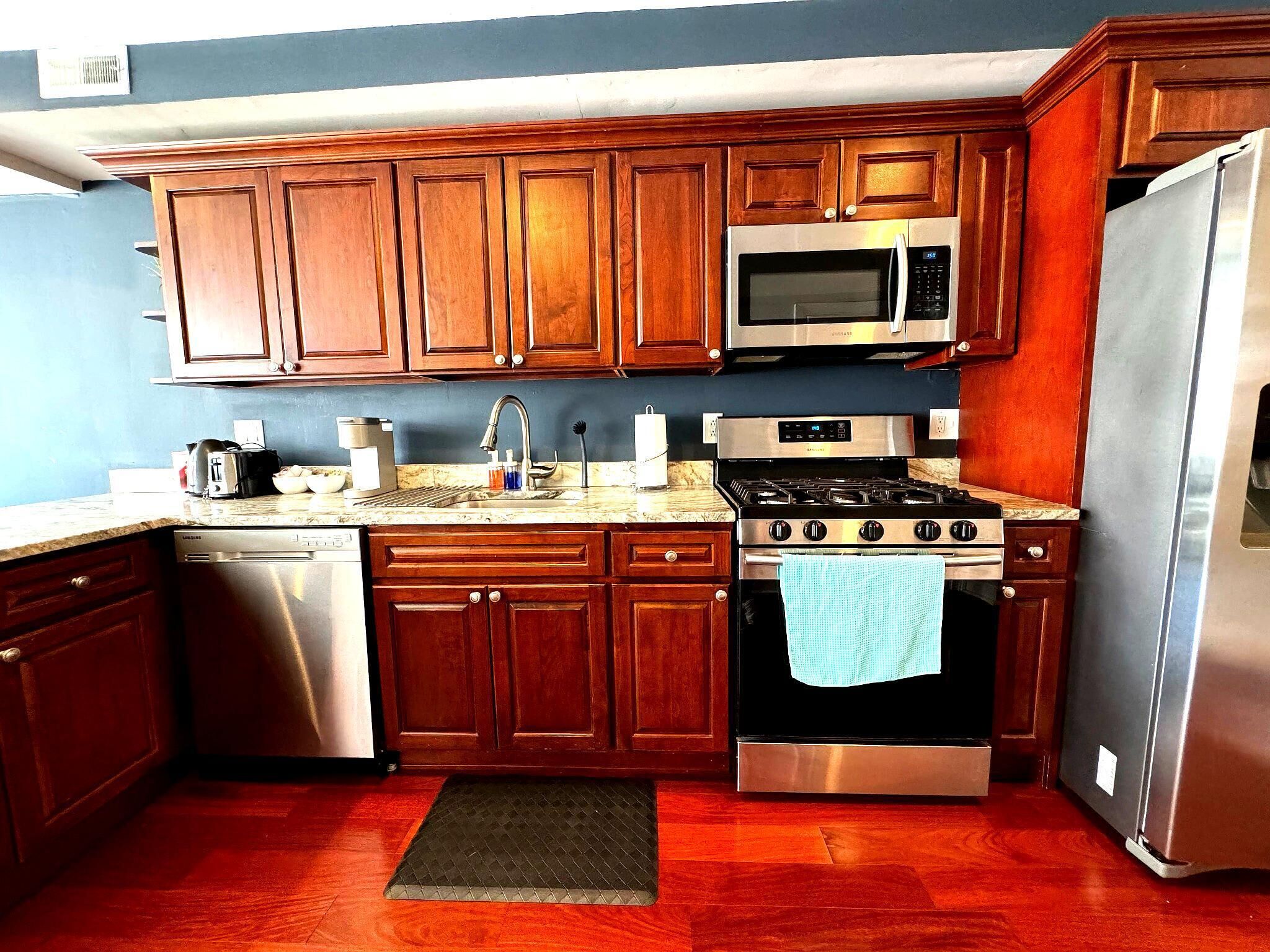 Een koelkast, een microgolfoven, een oven, een kookplaat