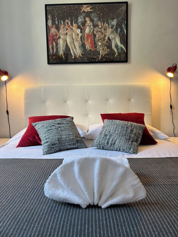 2 habitaciones, escritorio, tabla de planchar con plancha y wifi gratis 