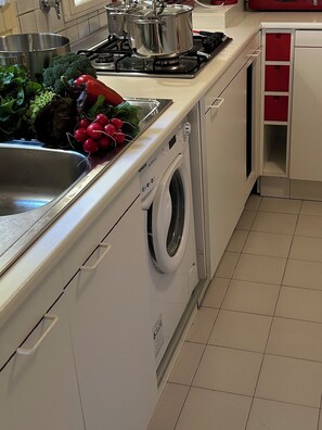 Refrigerador, microondas, parrilla de estufa y cafetera y tetera