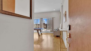 Un apartamento moderno con mesa de billar, sofá y comedor.