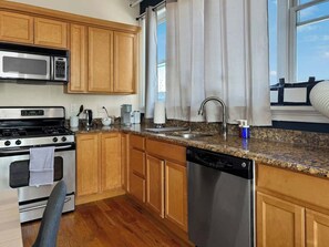 Frigorífic, microones, forn i placa de cuina 