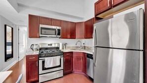 Refrigerador, microondas, horno y parrilla de estufa 