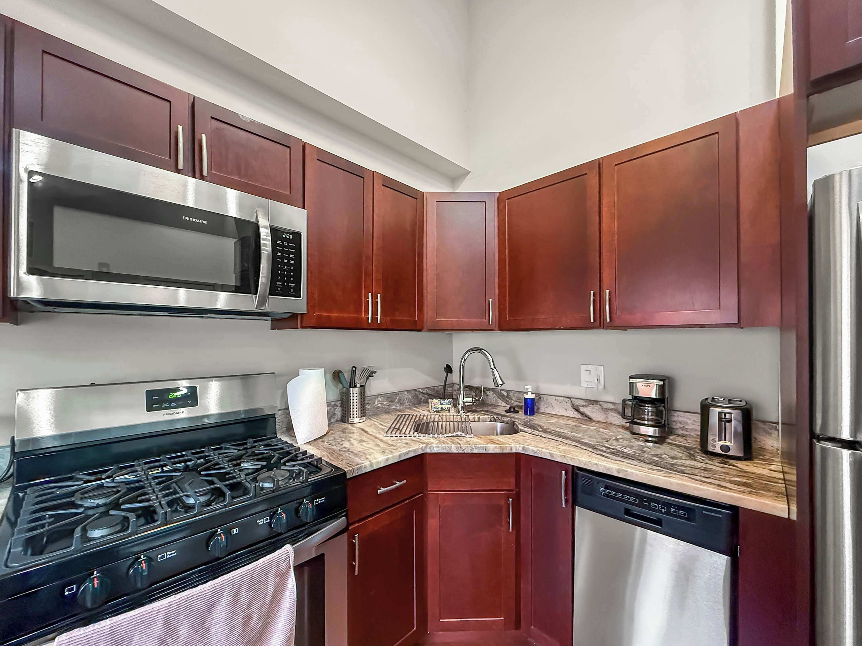 Kühlschrank, Mikrowelle, Ofen, Herdplatte