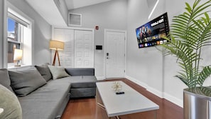 TV, offices - Bright 1BR Retreat | Sleeps 4 | by Liberty Bell (Philadelphia)