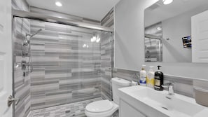 Shower, shampoo - Bright 1BR Retreat | Sleeps 4 | by Liberty Bell (Philadelphia)