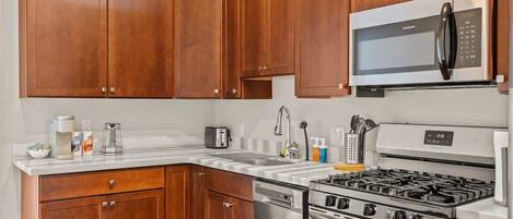 Frigorífic, microones, forn i placa de cuina