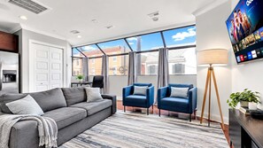 Living area - Luxury 1BD | 1 Bed | Queens Village (Philadelphia)
