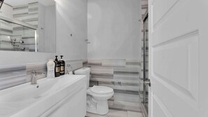 Dusche, Haartrockner, Shampoo