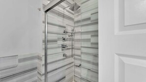 Dusche, Haartrockner, Shampoo