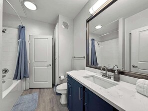 Shower, hair dryer - Luxury 2BD | Deep Ellum | Free Parking | Pool+Gym (Dallas)