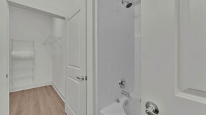 Dusche, Haartrockner, Shampoo