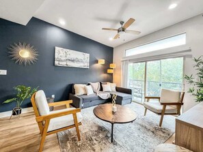TV, offices - Luxury 3BD | Deep Ellum | Free Parking | Pool+Gym (Dallas)