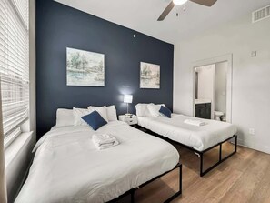 2 bedrooms, iron/ironing board, WiFi, bed sheets - Luxury 2BD | Deep Ellum | Free Parking | Pool+Gym (Dallas)