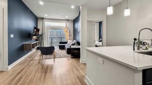 Une cuisine moderne avec un plan de travail blanc et un évier encastré.