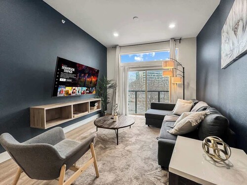 Luxury 2BD | Deep Ellum | Free Parking | Pool+Gym