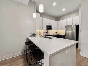 Fridge, microwave, oven, stovetop - Luxury 2BD | Deep Ellum | Free Parking | Pool+Gym (Dallas)