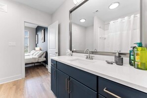 Douche, séchoir à cheveux, shampooing