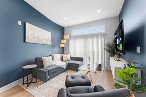 Een televisie en een kantoor