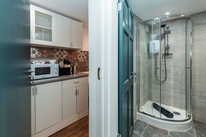 Dusche, Handtücher, Seife, Toilettenpapier
