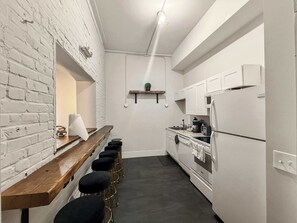 Frigorífico, microondas, horno y placa de cocina