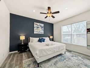 3 室のベッドルーム、アイロン / アイロン台、ベッドシーツ