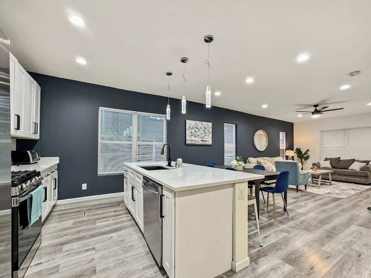 Kühlschrank, Mikrowelle, Herdplatte, Geschirrspüler