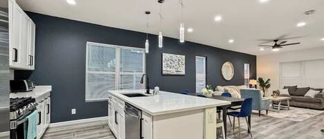 Réfrigérateur, micro-ondes, plaque de cuisson, lave-vaisselle