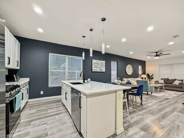 冷蔵庫、電子レンジ、コンロ、食器洗い機