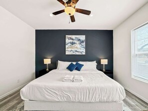 3 Schlafzimmer, Schreibtisch, Bügeleisen/Bügelbrett, Bettwäsche