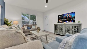 TV, offices - Modern 3BR Near Dallas Convention Center | Fits 12 (Dallas)