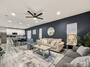 Una televisión, una oficina