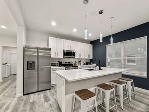 Frigorífic, microones, placa de cuina i rentaplats 