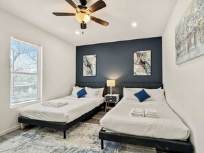 3 dormitoris, planxa i posts de planxar i roba de llit 