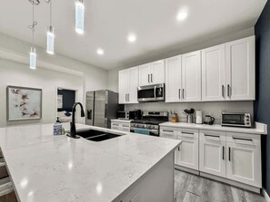 Frigorífico, microondas, placa de cocina y lavavajillas