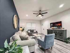 テレビ、書斎 / ワークスペース