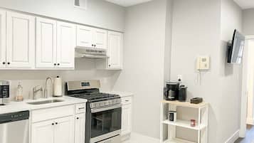 Fridge, microwave, stovetop, dishwasher